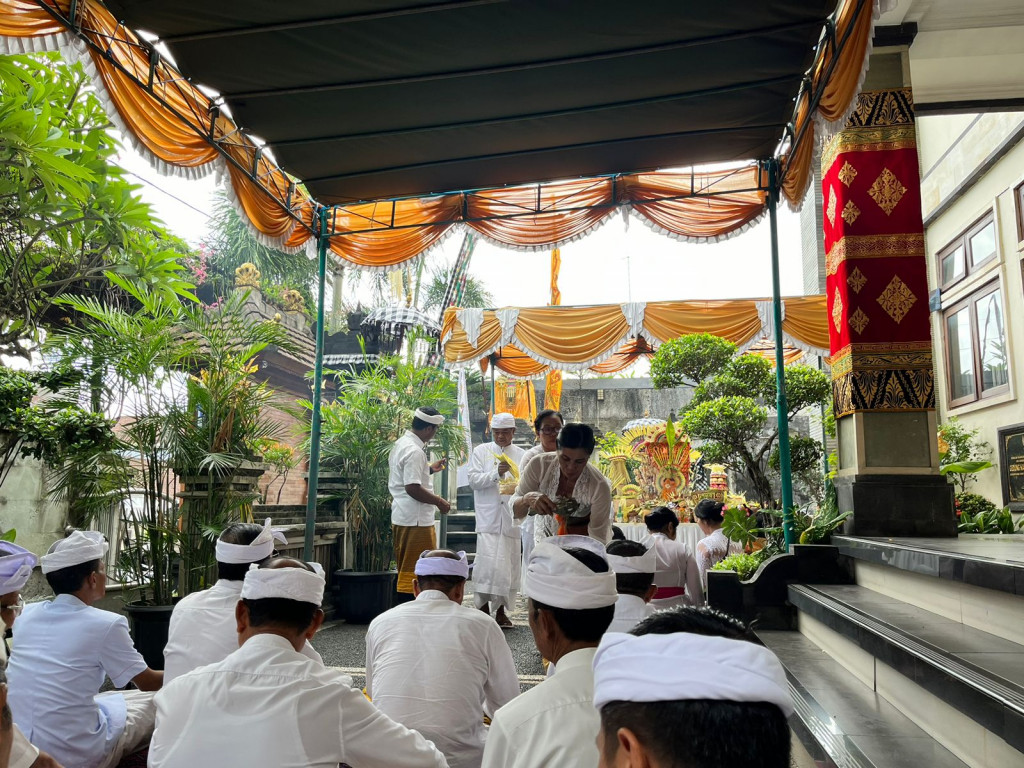 BUM Desa Dalung Mengikuti Persembahyangan Bersama di Padmasana Kantor Desa Dalung